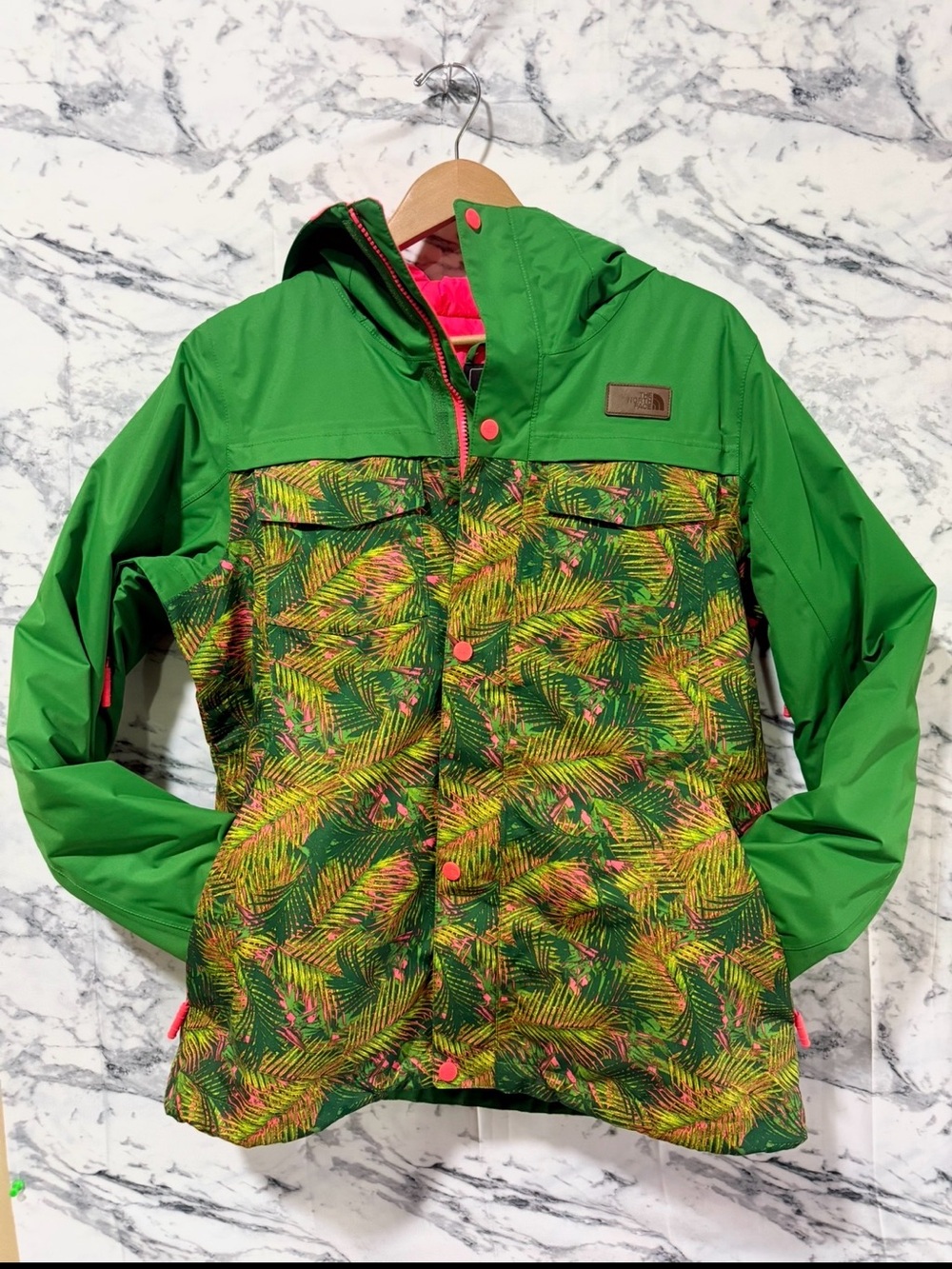The North Face Womenâs Green Tropical Print Hooded ski Jacket. Hyvent